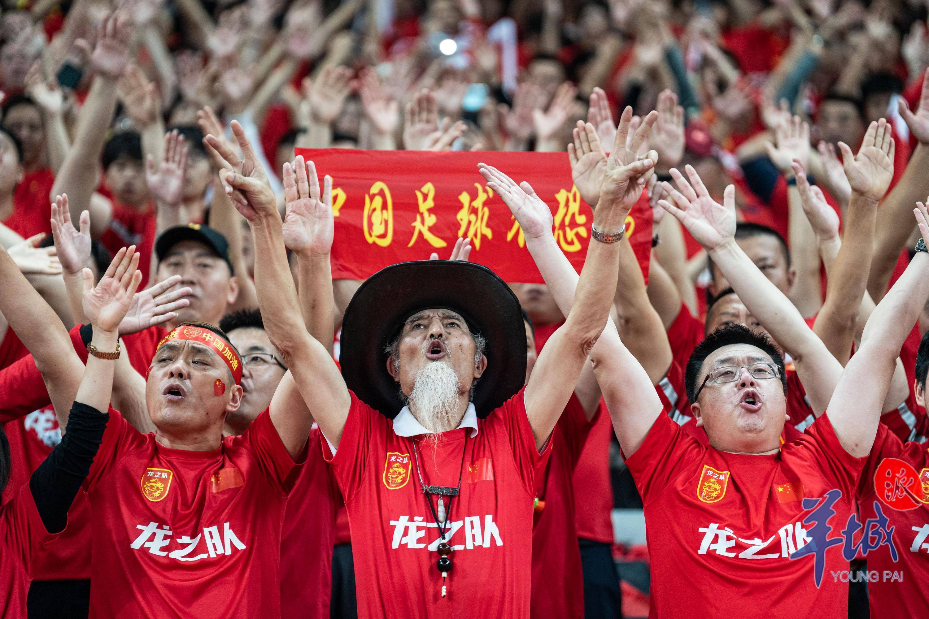 足球盛事令人激动，球迷热情满满的简单介绍